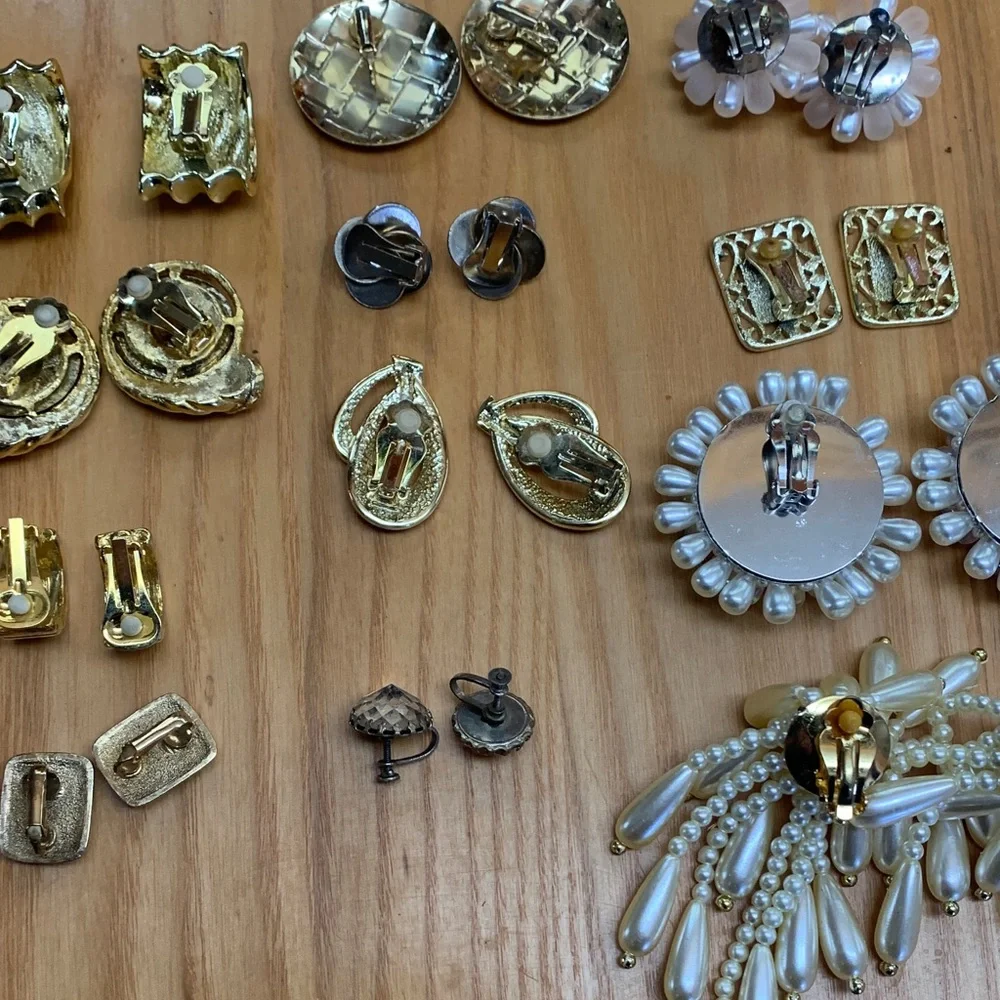 12 Pair Vintage Clip-on EarringsBeaded Metal Enamel Goldtone Silvertone - Picture 11 of 12